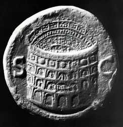 Sestertius sárgaréz, amely a Colosseum légi felvételét mutatja, i.sz. 80-81 körül (réz)